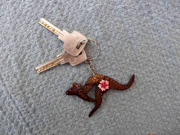 Porte-clé kangourou en bois peint motif fleur de frangipanier