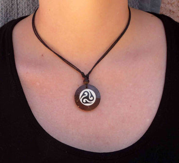 Collier Triskell celtique cordon en cuir médaillon en bois de cocotier