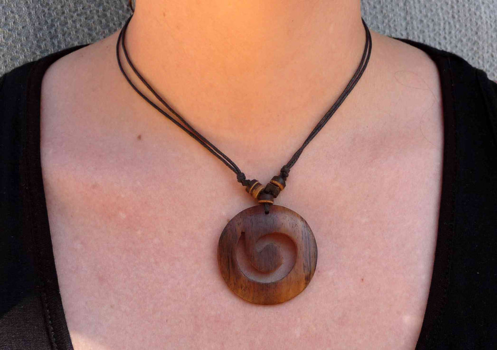 Collier avec pendentif spirale en bois exotique sur cordon ajustable perles coco