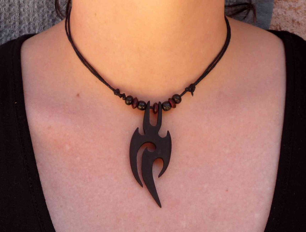 Collier tribal ethnique Maori en bois de sono