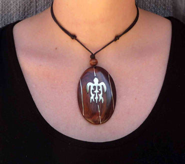 Collier tortue Maori en bois de sono et argent 925