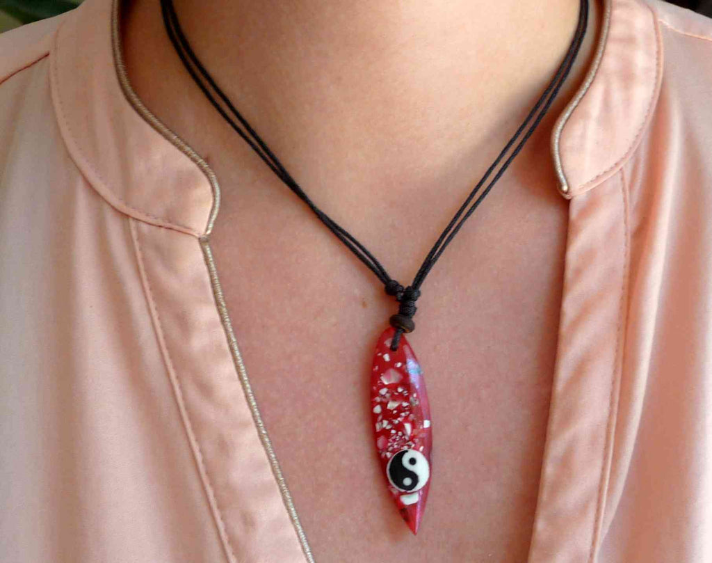 Collier planche de surf rouge en nacre motif Yin Yang