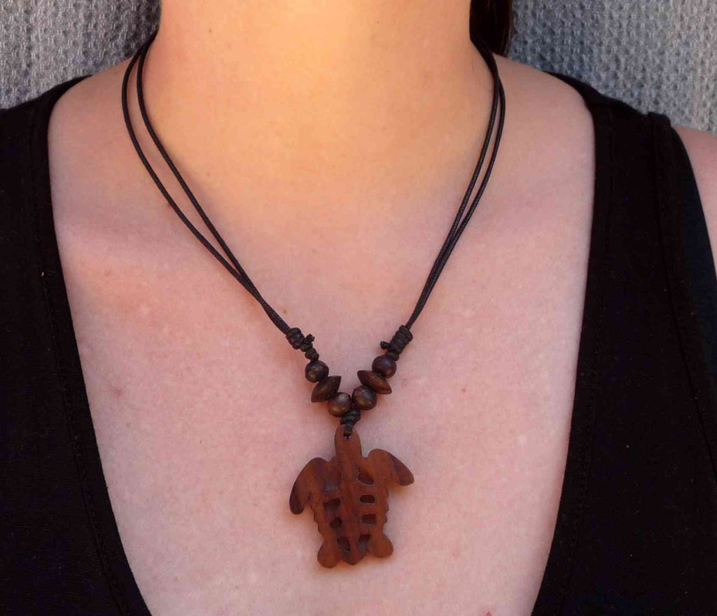 Collier en bois de sono pendentif tortue Maori