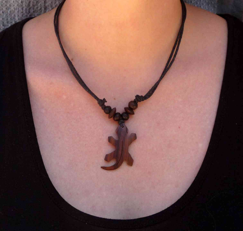 Collier gecko margouillat en bois exotique