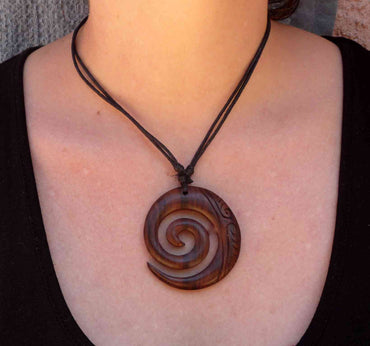 Collier Maori spirale en bois de suar gravé