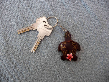 Porte-clés tortue en bois peint motif fleur de frangipanier