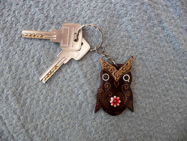 Porte-clé chouette en bois peint motif fleur de frangipanier