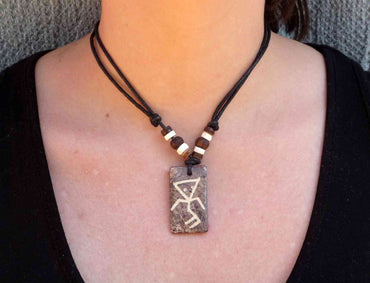 Collier personnage primitif tribal en pierre véritable