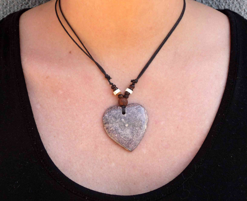 Collier coeur en pierre, perles en bois et os