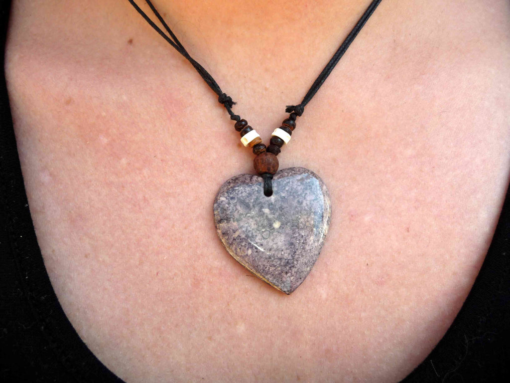 Collier coeur en pierre, perles en bois et os