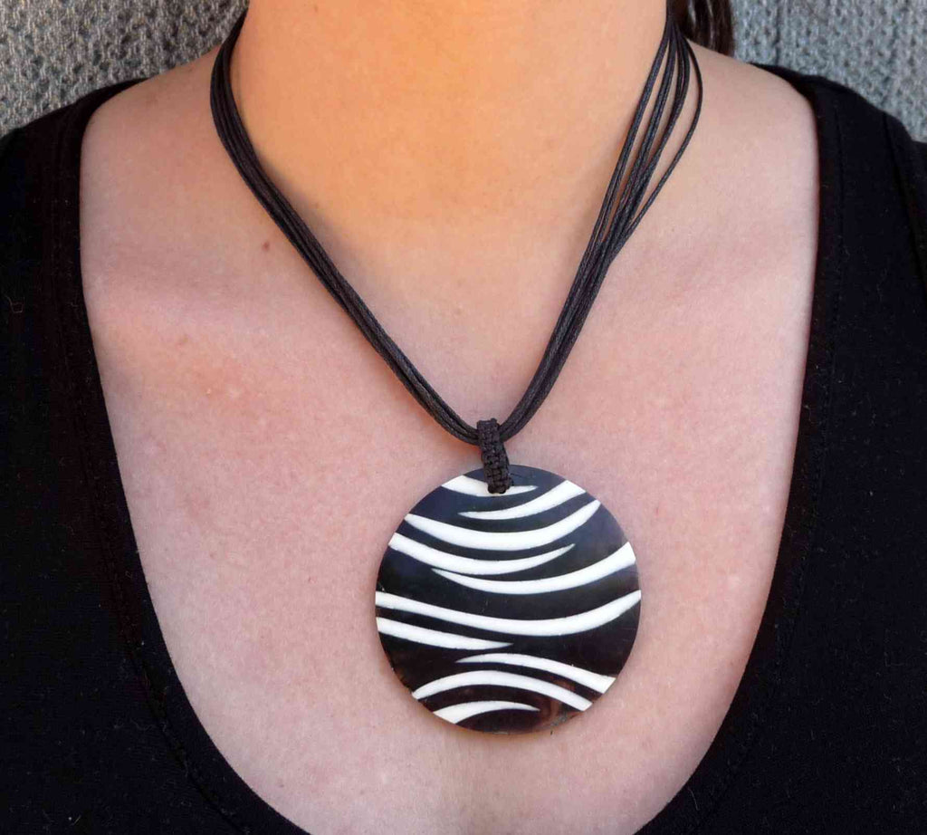 Collier ethnique en nacre noir et blanc zèbre