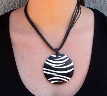 Collier ethnique en nacre noir et blanc zèbre