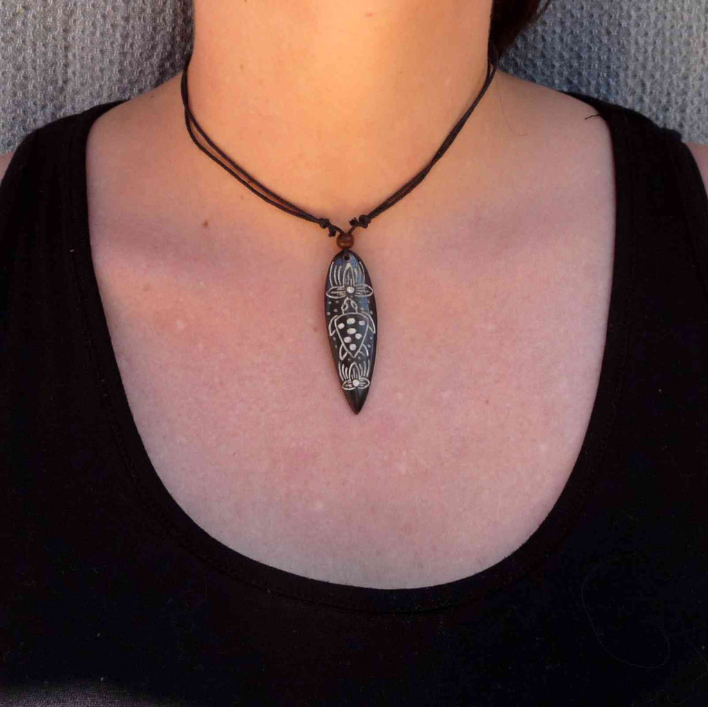 Collier pendentif tortue Maori en os de buffle