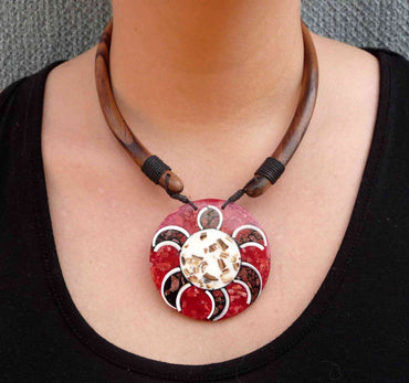 Collier ethnique tortue rouge en bois, corail et nacre
