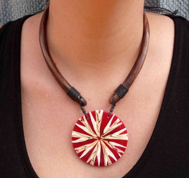 Collier ethnique en nacre rouge et coquillage