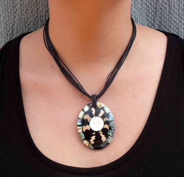 Collier oeil de Sainte Lucie en nacre pendentif coquillage forme ovale