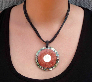 Collier oeil de Sainte Lucie en nacre pendentif coquillage et corail