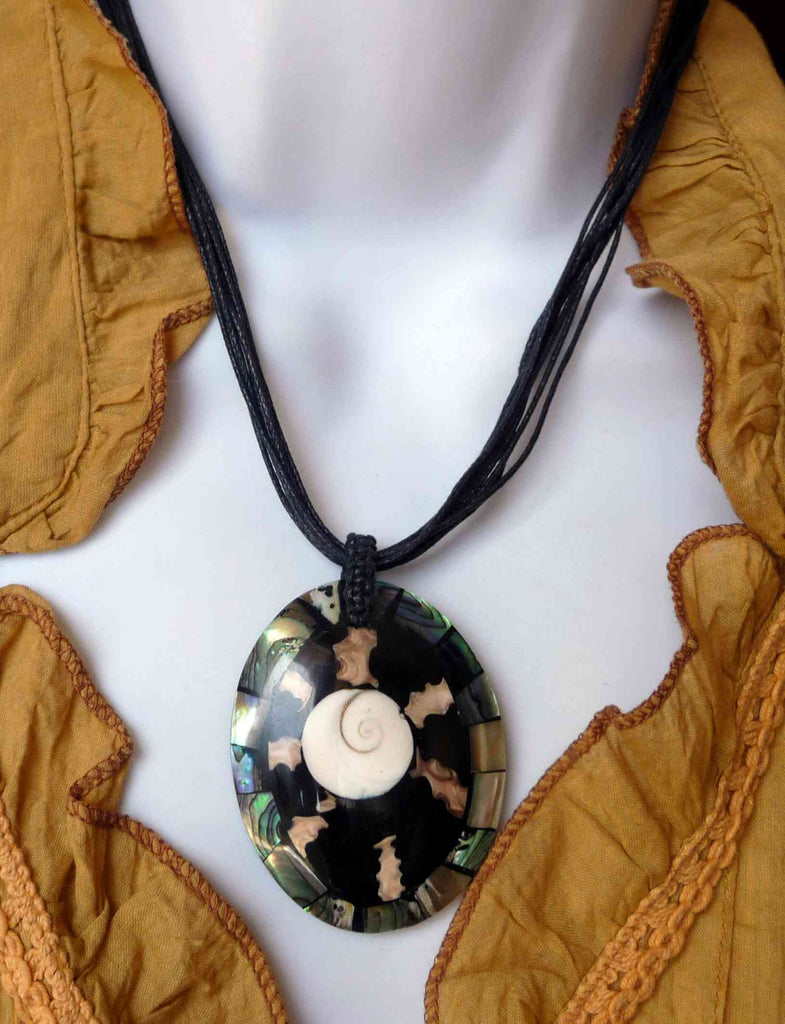 Collier oeil de Sainte Lucie en nacre pendentif coquillage forme ovale