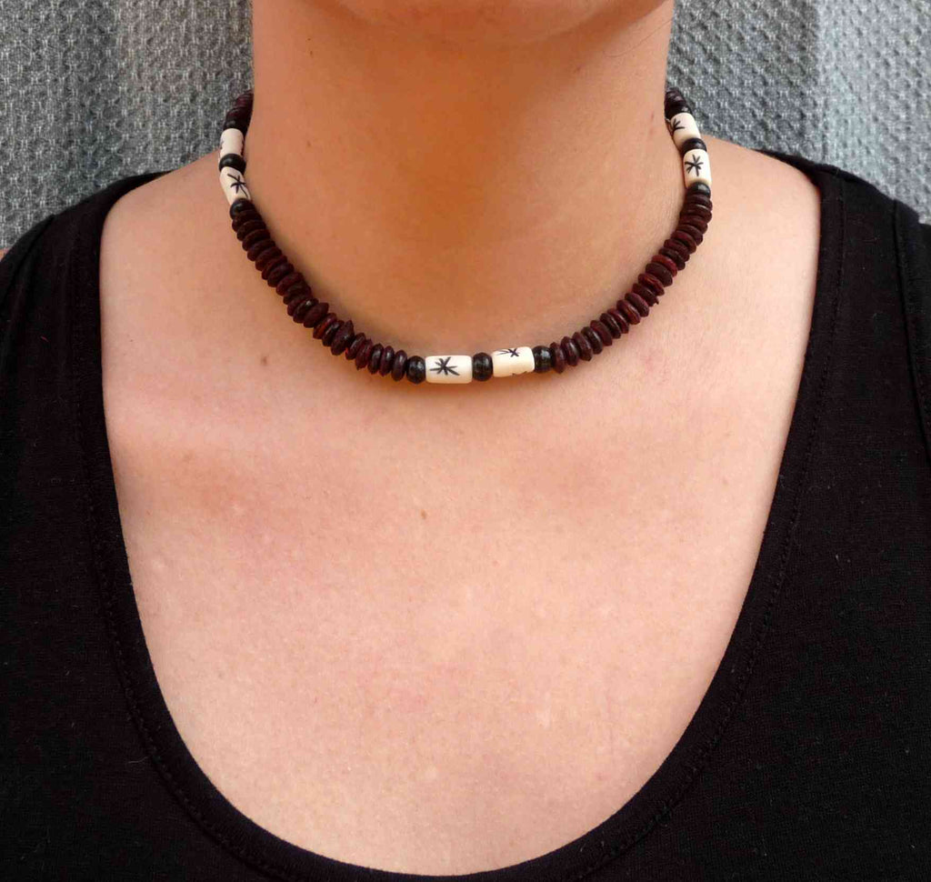 Collier surf ethnique en perles de coco et perles en céramique
