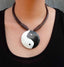 Collier ethnique Yin Yang en bois médaillon en nacre