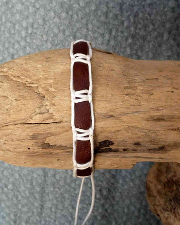 Bracelet réglable pour homme ou ado en cuir marron