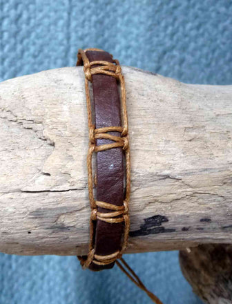 Bracelet réglable pour homme ou ado en cuir marron