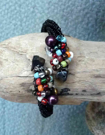  BRACELET NOIR EN PERLES DE ROCAILLE MULTICOLORES ET PIERRES