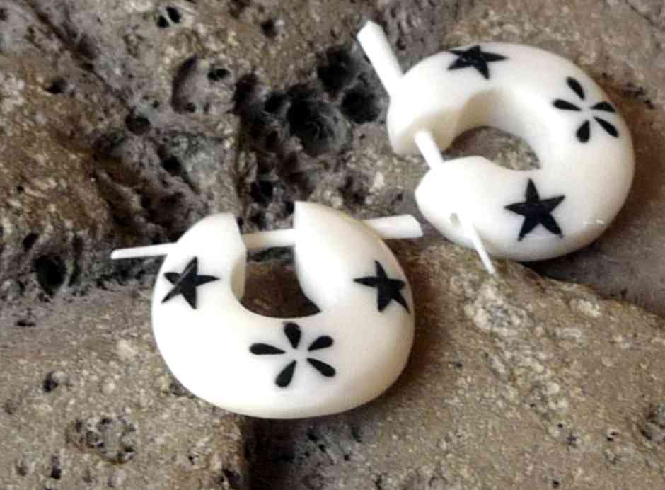 Boucles d'oreilles créoles piercing art ethnique tribal en os motif étoile fleur