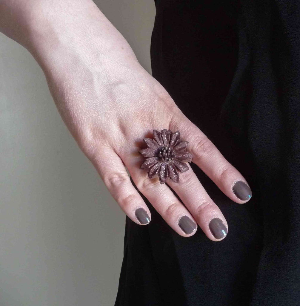 Bague en cuir fleur marron chocolat taille réglable