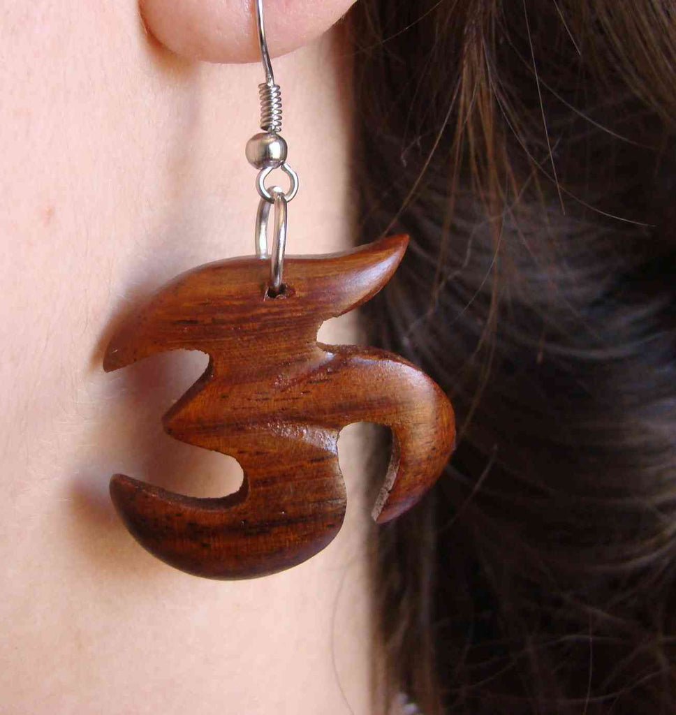 Parure collier + boucles d'oreilles signe OM AUM Hindou en bois de suar