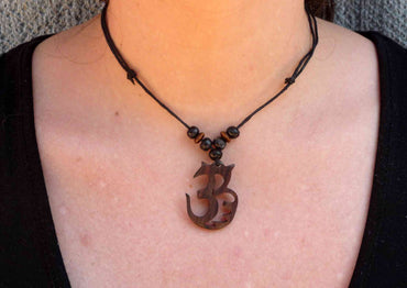 Parure collier + boucles d'oreilles signe OM AUM Hindou en bois de suar