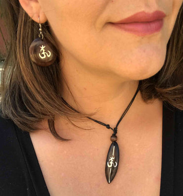 Parure collier + boucles d'oreilles signe OM AUM Hindou en bois et argent 925