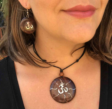 Parure collier + boucles d'oreilles signe OM AUM Hindou en bois et argent