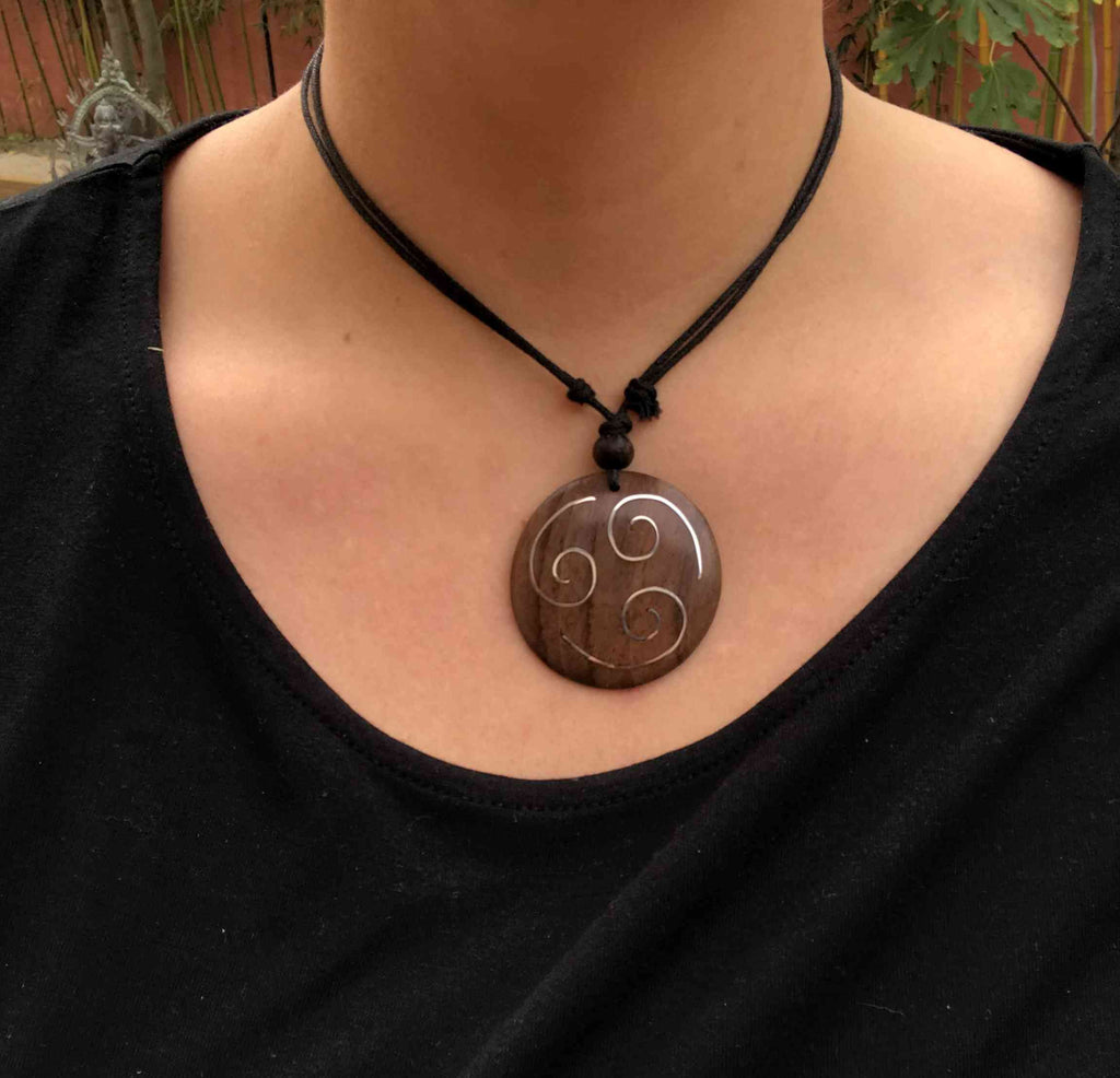 Collier en bois de sono et argent 925 motif spirale Bali