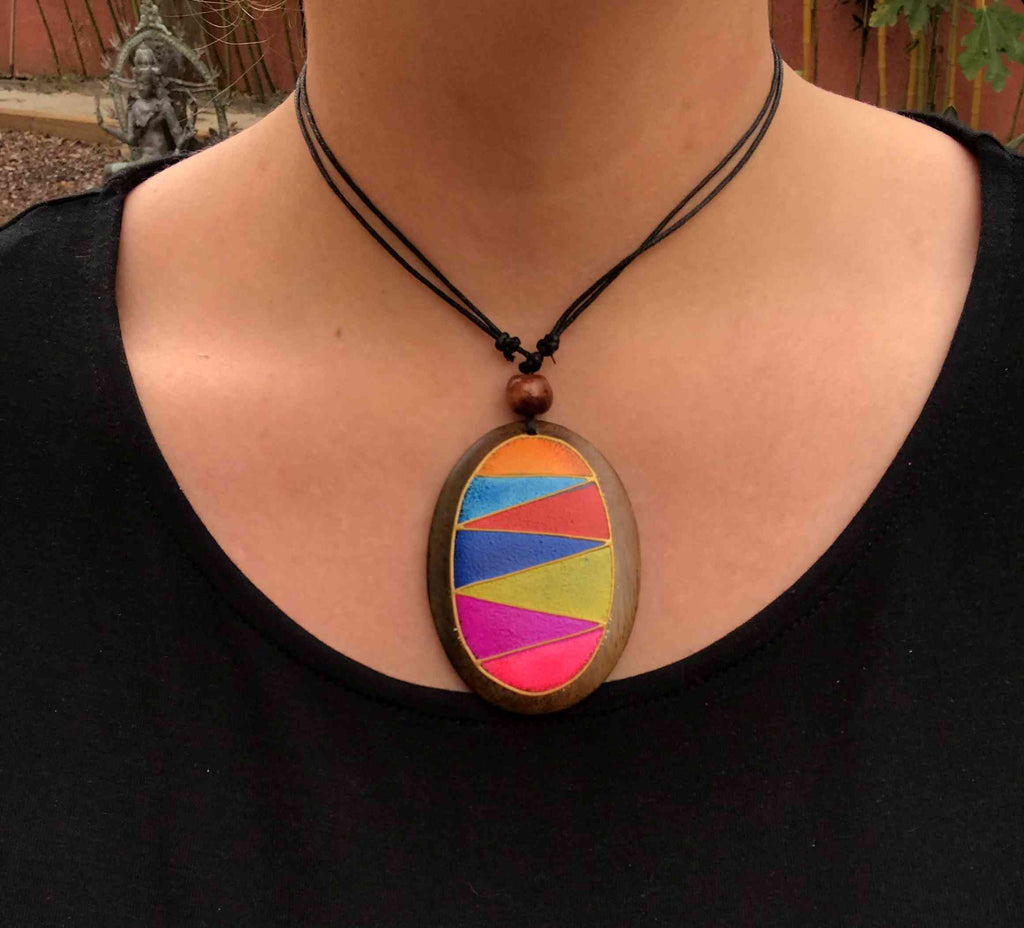 Collier en bois de sono peint multicolore