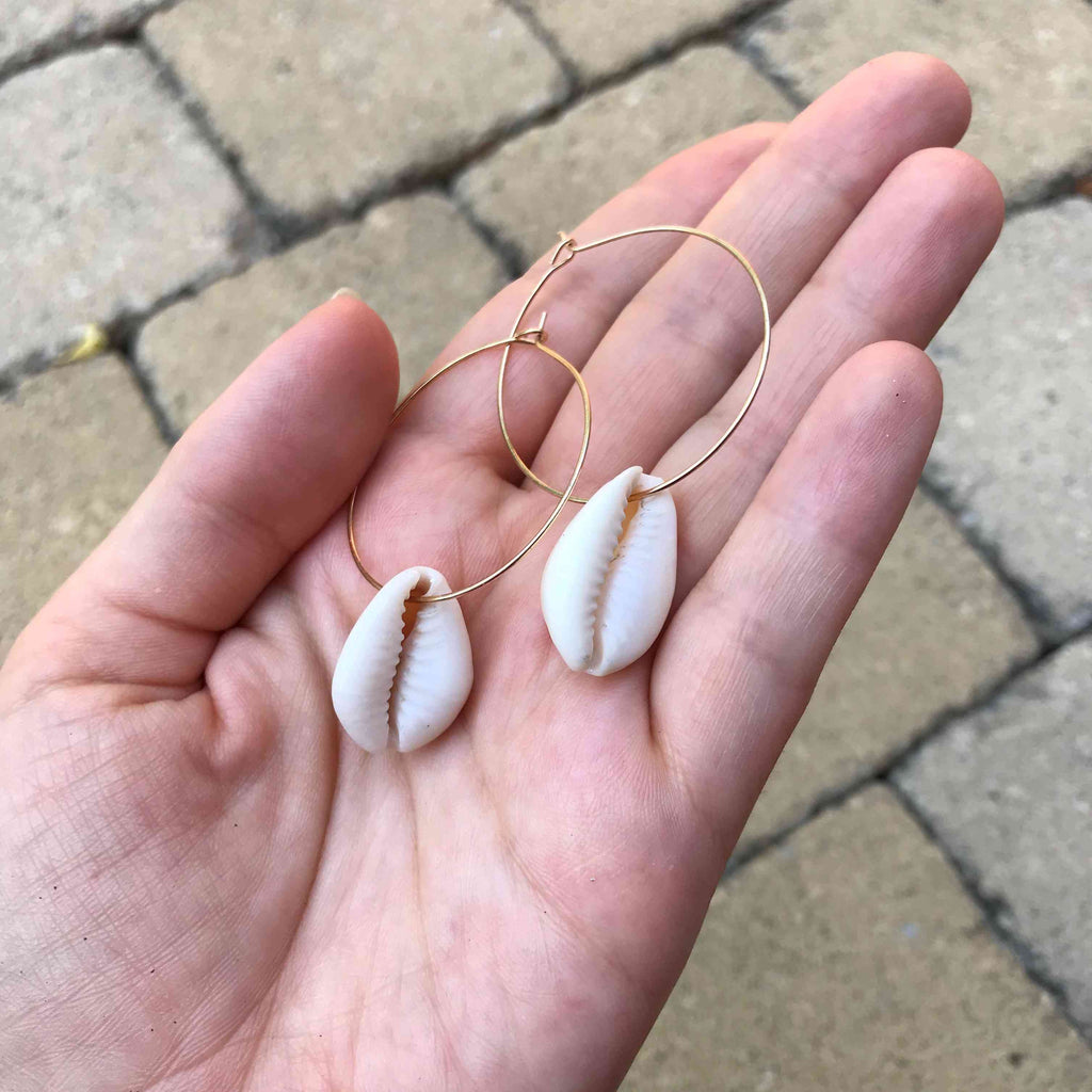 Boucles d'oreilles créoles en coquillages cauris