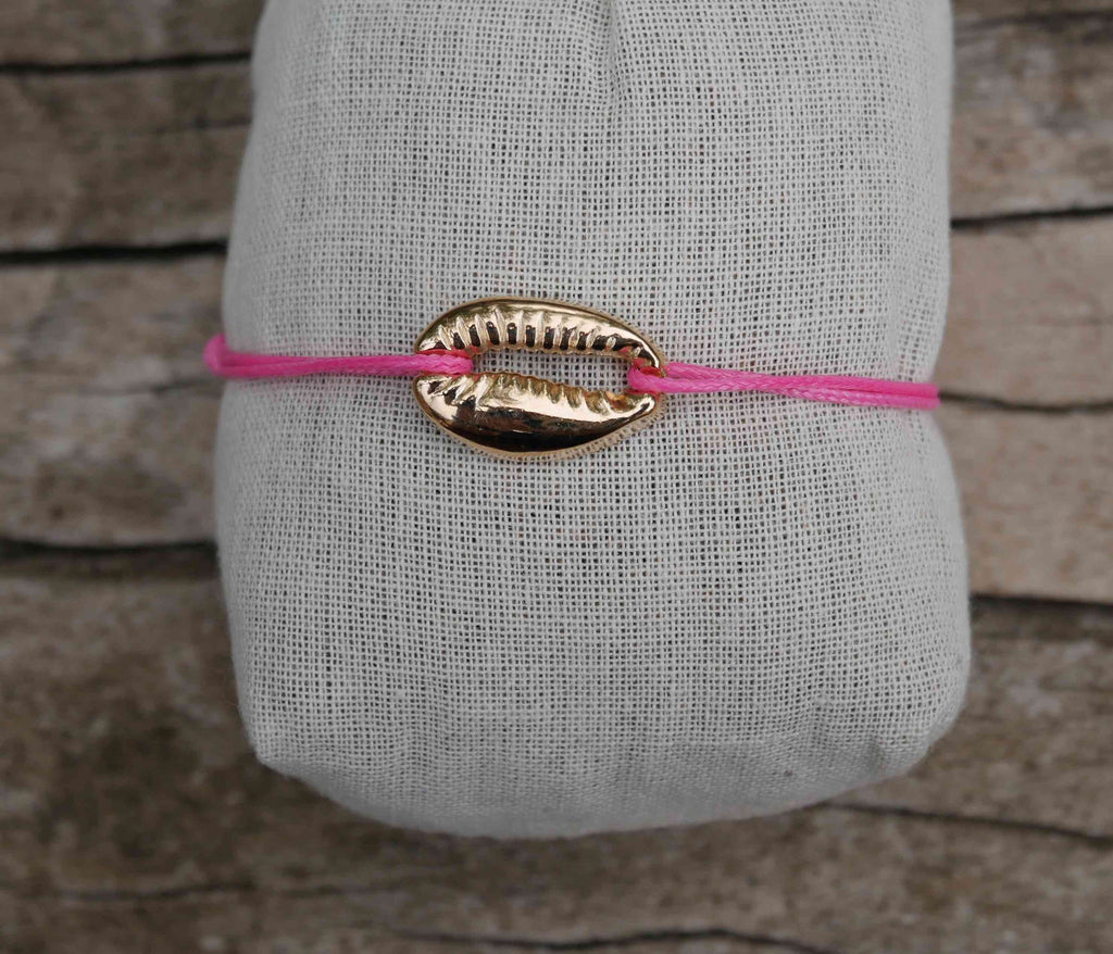 Bracelet fine chaîne dorée avec coquillage cauris blanc et doré