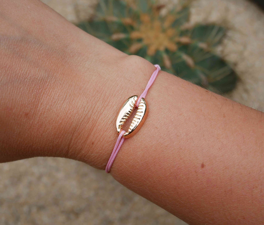 Bracelet fine chaîne dorée avec coquillage cauris blanc et doré