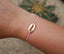 Bracelet fine chaîne dorée avec coquillage cauris blanc et doré