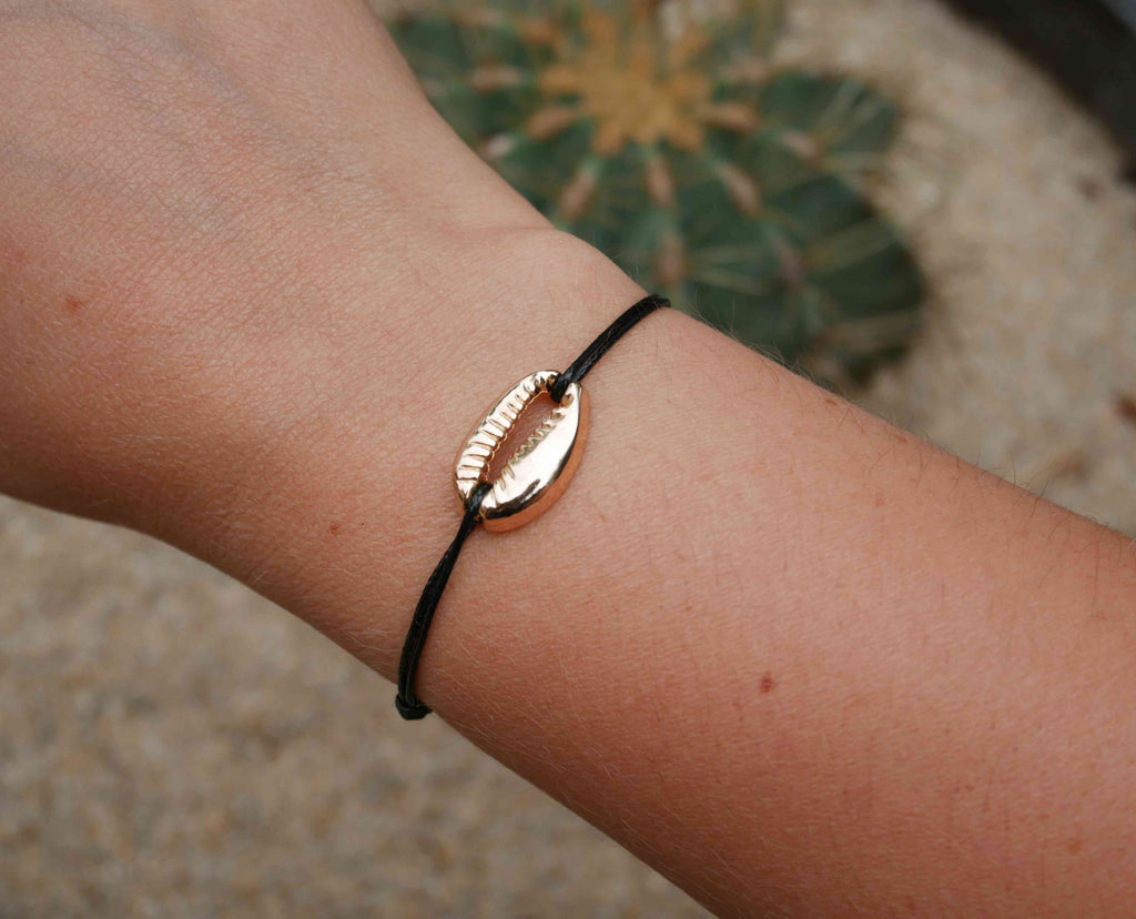 Bracelet fine chaîne dorée avec coquillage cauris blanc et doré