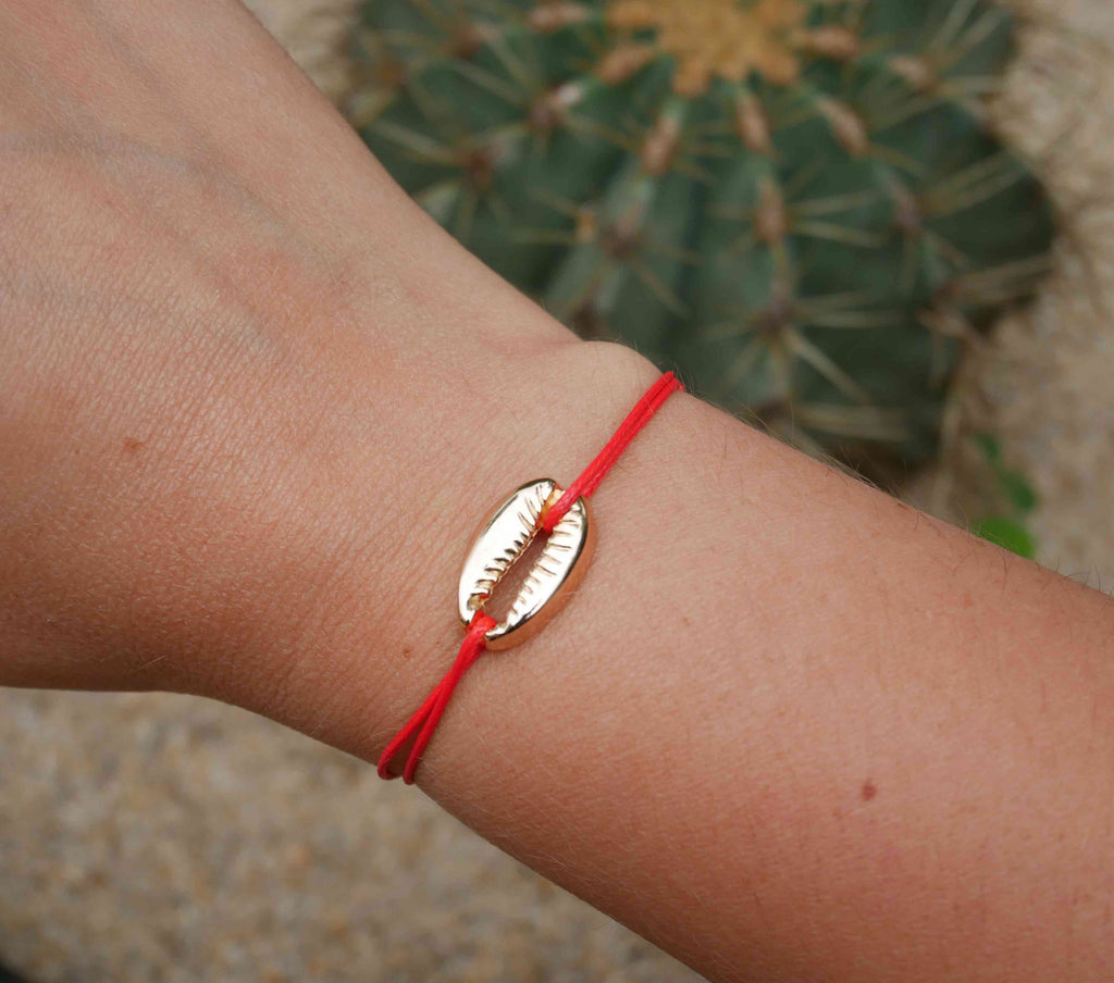 Bracelet fine chaîne dorée avec coquillage cauris blanc et doré