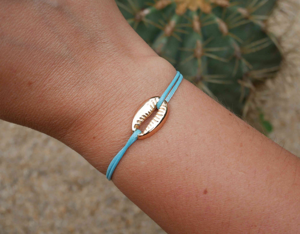 Bracelet fine chaîne dorée avec coquillage cauris blanc et doré