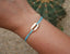 Bracelet fine chaîne dorée avec coquillage cauris blanc et doré