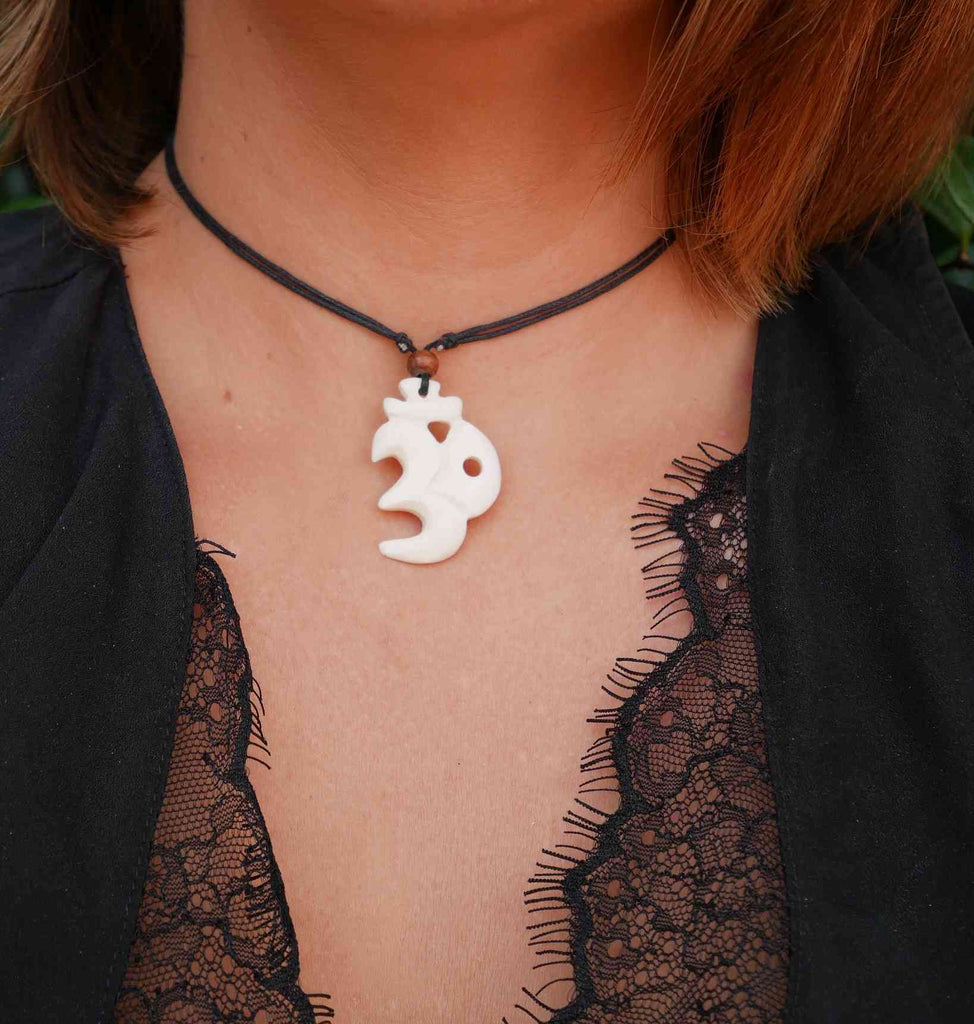 Collier pendentif Om Aum en os de buffle