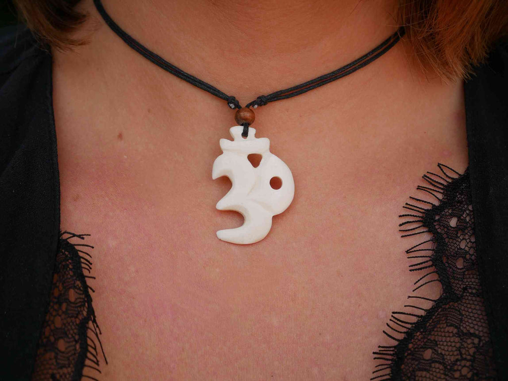 Collier pendentif Om Aum en os de buffle