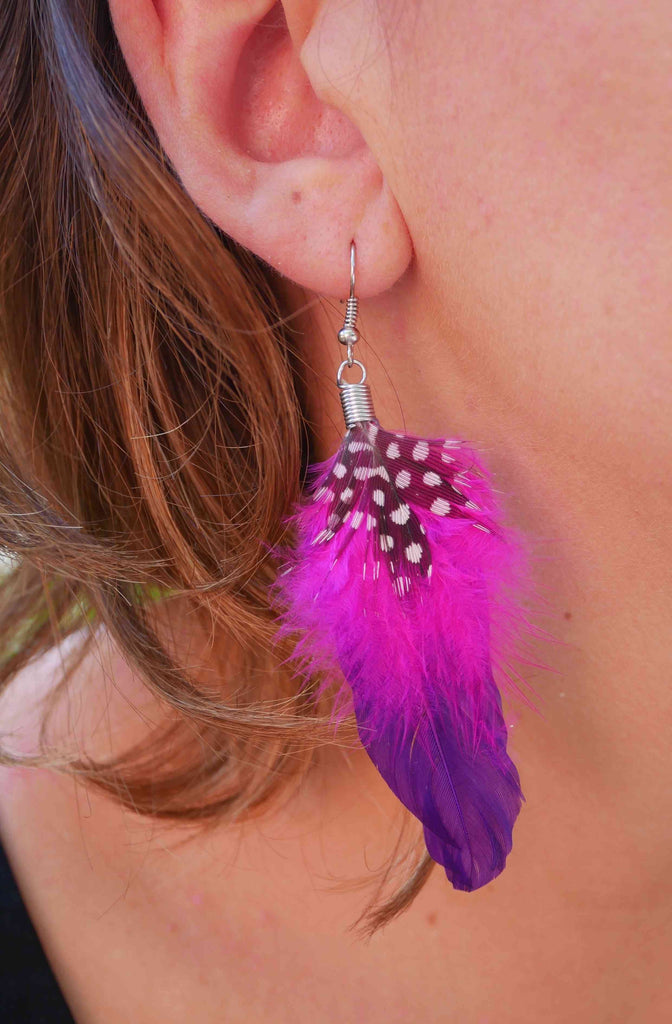 Boucles d'oreille en plumes rose fuschia et violet