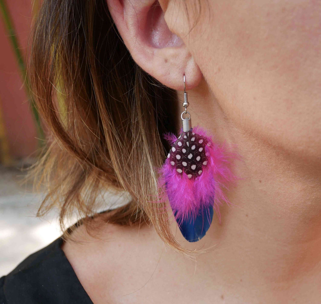 Boucles d'oreilles country en plumes bleues et violettes