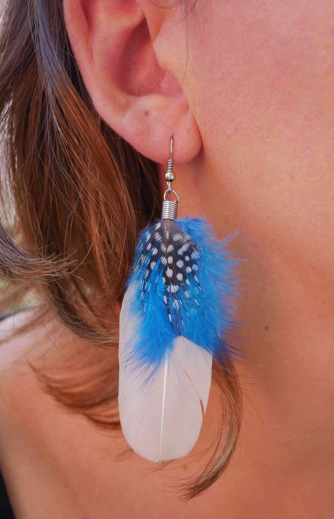 Boucles d'oreilles country en plumes bleu turquoise et blanches