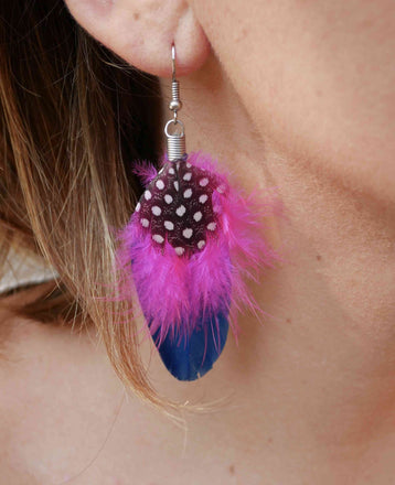 Boucles d'oreilles country en plumes bleues et violettes