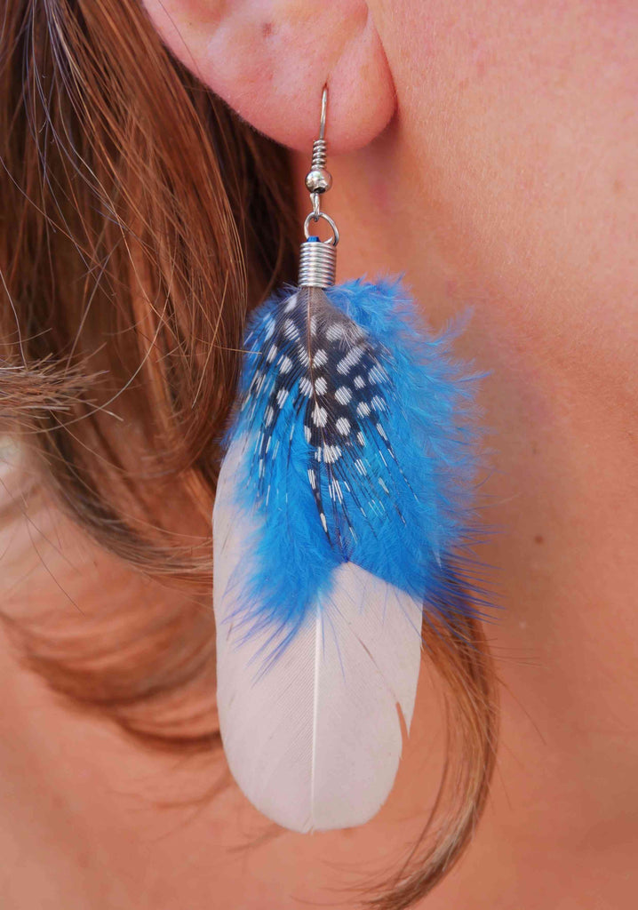 Boucles d'oreilles country en plumes bleu turquoise et blanches